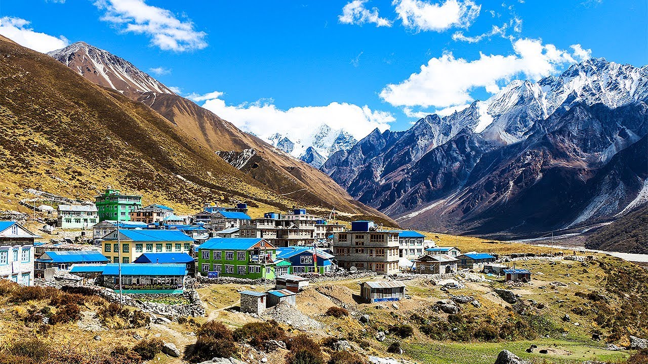 Trail from Lama Hotel toward Langtang village